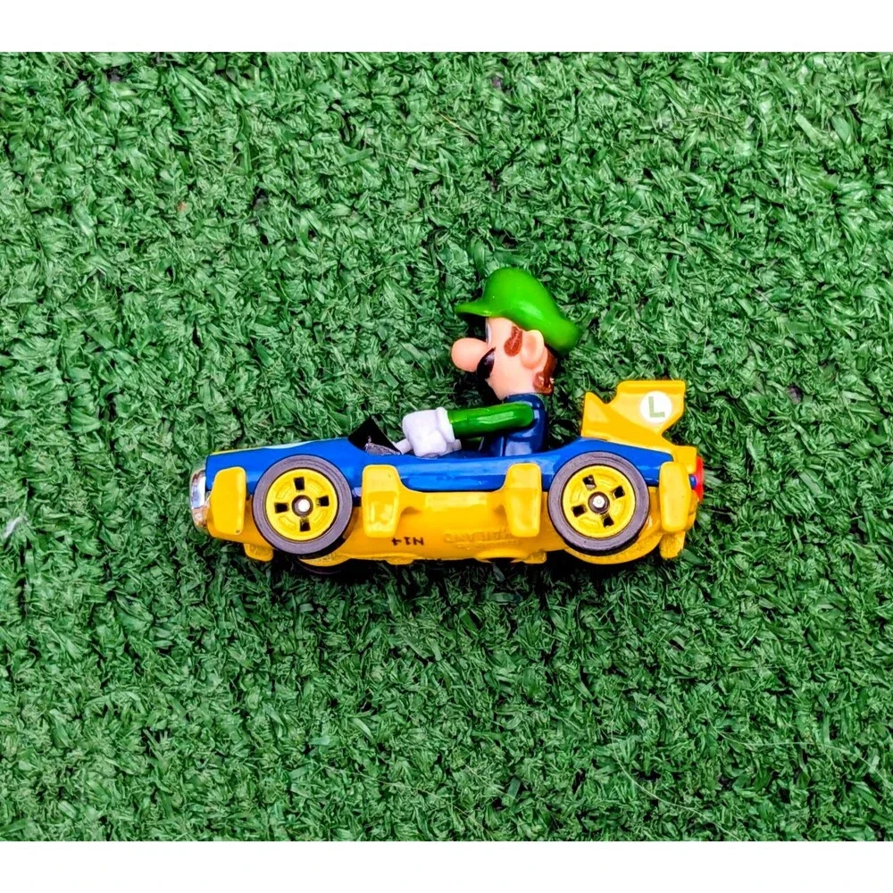 Hot Wheels 2018 Mario Kart Nintendo Mattel Mach 8 Luigi Diecast Race Car Toy EUC